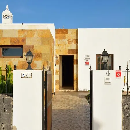 Playa Blanca Sleeps 6 Pool Air Con Wifi Villa Playa Blanca (Lanzarote)